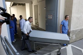 Chuyển thi thể các nạn nhân trên chiếc xe chở người di cư tới nhà xác Bệnh viện Y ở Vienna ngày 28/8. (Nguồn: AFP/ TTXVN)