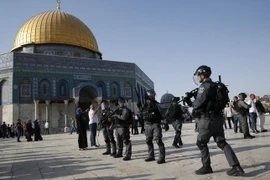 Lực lượng an ninh Israel gác tại quần thể đền Haram al-Sharif ở Jerusalem ngày 27/7. (Nguồn: AFP/TTXVN)