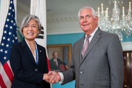 Ngoại trưởng Hàn Quốc Kang Kyung-wha (trái) và người đồng cấp Mỹ Rex Tillerson (phải) tại cuộc gặp ở Washington, DC, Mỹ ngày 28/6. (Nguồn: EPA/TTXVN)