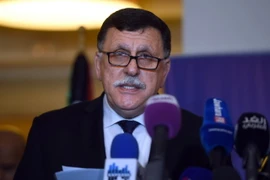 Thủ tướng Libya Fayez al-Sarraj trong cuộc họp báo chung với Cao ủy Liên minh châu Âu (EU) phụ trách chính sách an ninh và đối ngoại Federica Mogherini tại Tunis ngày 8/1. (Nguồn: AFP/TTXVN)