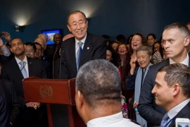 Ông Ban Ki-moon (giữa) chào từ biệt các nhân viên Liên hợp quốctại New York. (Nguồn: EPA/TTXVN)