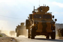 Đoàn xe quân sự Thổ Nhĩ Kỳ trên đường tới khu phi quân sự ở thị trấn Khan Sheikhun, tỉnh Idlib, miền Tây Bắc Syria ngày 17/3/2019. (Nguồn: AFP/TTXVN) 