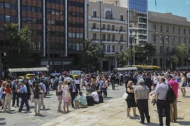 Người dân chạy ra khỏi các tòa nhà do lo ngại các dư chấn sau trận động đất tại Athens, Hy Lạp ngày 19/7. (Nguồn: AFP/TTXVN) 