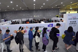 Cử tri Hàn Quốc bỏ phiếu bầu Tổng thống tại điểm bầu cử ở Seoul ngày 4/5/2017. (Nguồn: AFP/TTXVN)