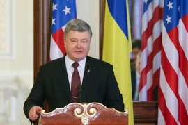 Tổng thống Ukraine Petro Poroshenko tại cuộc họp báo ở Kiev ngày 16/1. (Nguồn: EPA/TTXVN)