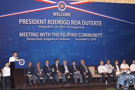 Tổng thống Philippines Rodrigo Duterte (trái, trước) phát biểu tại cuộc gặp với cộng đồng người Philippines sống và làm việc tại Phnom Penh, Campuchia ngày 13/12. (Nguồn: EPA/TTXVN)