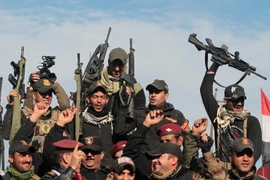 Lực lượng chống khủng bố Iraq tuần tra tại Bartalla, phía đông Mosul, sau khi giành lại quyền kiểm soát khu vực này từ IS ngày 18/1. (Nguồn: AFP/TTXVN)