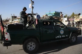 Cảnh sát gác tại một điểm bầu cử ở Kabul, Afghanistan ngày 20/10. (Nguồn: THX/TTXVN) 