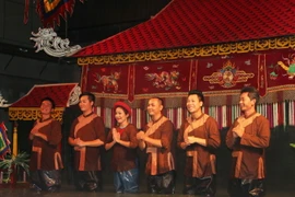 Các nghệ sỹ rối nước Việt Nam ra chào từ biệt khán giả. (Ảnh: Ngọc Mai/Vietnam+)