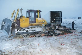 Tiêu hủy hoa quả, thực phẩm nhập lậu vào Nga. (Nguồn: Báo Độc lập)