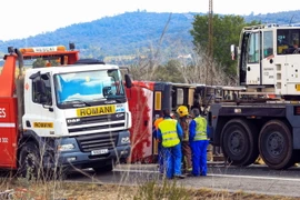 Nhân viên cứu hộ tại hiện trường vụ tai nạn. (Nguồn: AFP/TTXVN)