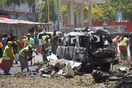Hiện trường một vụ nổ bom xe ở Somalia. (Nguồn: AFP/TTXVN) 