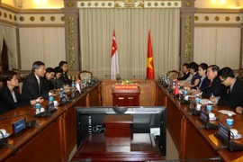 Chủ tịch Ủy ban Nhân dân Thành phố Hồ Chí Minh Nguyễn Thành Phong tiếp Bộ trưởng Bộ Ngoại giao Singapore Vivian Balakrishnan đang có chuyến thăm và làm việc tại Việt Nam. (Ảnh: Thanh Vũ/TTXVN)