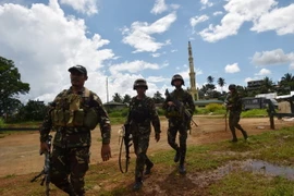 Binh sỹ Philippines tuần tra tại Marawi, Mindanao ngày 19/6. (Nguồn: AFP/TTXVN)