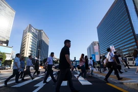 Người dân di chuyển trên đường phố Seoul, Hàn Quốc ngày 17/8. (Nguồn: Yonhap/TTXVN)