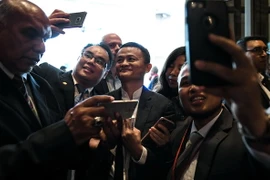 Nhà sáng lập Alibaba Jack Ma (giữa) sau lễ công bố thành lập trung tâm thương mại điện tử ở Kuala Lumpur ngày 22/3. (Nguồn: AFP/TTXVN)