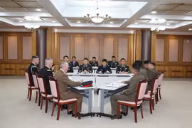 Phái đoàn Hàn Quốc, Triều Tiên và Bộ tư lệnh LHQ tại cuộc hội đàm ba bên về việc giải trừ vũ khí và rút binh sỹ khỏi khu vực JSA, ở làng đình chiến Panmunjom ngày 22/10. (Nguồn: THX/TTXVN) 