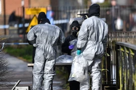 Cảnh sát Anh thu thập các bằng chứng sau vụ cựu điệp viên hai mang người Nga Sergei Skripal cùng con gái bị đầu độc tại thành phố Salisbury ngày 16/3. (Nguồn: AFP/TTXVN)