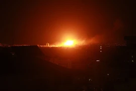 Khói lửa bốc lên sau các cuộc không kích của Israel xuống thành phố Gaza ngày 27/10. (Nguồn: AFP/TTXVN) 