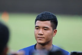 Tiền đạo Đức Chinh trả lời phỏng vấn trước buổi tập. (Ảnh: Hoàng Linh/TTXVN)