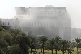 Khói bốc lên từ trụ sở của Tập đoàn dầu mỏ quốc gia (NOC) ở Tripoli, Libya sau vụ tấn công ngày 10/9. (Nguồn: Reuters/TTXVN)