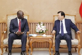 Phó Thủ tướng Trịnh Đình Dũng tiếp ông Ousmane Dione, Giám đốc Quốc gia Ngân hàng Thế giới (WB) tại Việt Nam. (Ảnh: Lâm Khánh/TTXVN)