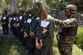 Lực lượng an ninh Afghanistan áp giải các tay súng Taliban bị bắt gữ trong các chiến dịch truy quét gần đây ở Jalalabad. (Nguồn: AFP/TTXVN) 