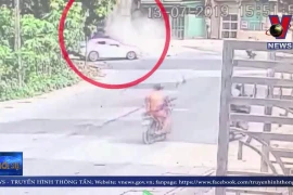 [Video] Tài xế Mazda thoát chết sau va chạm với container