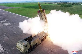 Vụ phóng thử hệ thống rocket đa nòng cỡ siêu lớn mới của Triều Tiên tại một địa điểm bí mật ngày 24/8/2019. (Nguồn: AFP/TTXVN) 
