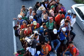 Người di cư Honduras bắt xe tải ở Mapastepec tới bang Pijijiapan Chiapas, Mexico, chờ cơ hội sang Mỹ ngày 25/10/2018. (Nguồn: AFP/TTXVN) 