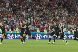 Niềm vui nghẹt thở của các cầu thủ Croatia sau khi giành chiến thắng trong loạt sút luân lưu cân não trước đội chủ nhà Nga. (Nguồn: THX/TTXVN)