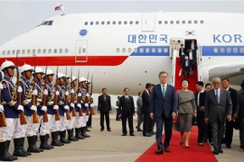 Tổng thống Hàn Quốc Moon Jae-in (trái) và phu nhân tới sân bay quốc tế Phnom Penh, Campuchia ngày 14/3. (Nguồn: Yonhap/TTXVN) 