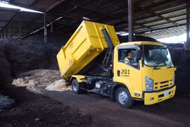 Rác thải thực phẩm được các xe tải chuyên dụng phân loại, thu gom tập kết tại công ty sản xuất phân bón hữu cơ Taihi Puranto Hiroshima. (Ảnh: Thành Hữu/TTXVN) 