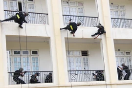 Hình ảnh diễn tập phòng chống khủng bố và giải cứu con tin