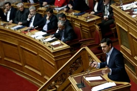 Thủ tướng Hy Lạp Alexis Tsipras (phải) phát biểu trước Quốc hội ngày 10/12/2016. (Nguồn: EPA/TTXVN)