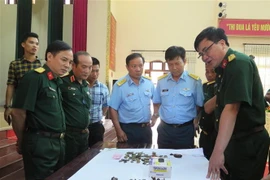Lực lượng chức năng tìm hiểu các mẫu vật cất bốc được tại Bộ Chỉ huy Quân sự tỉnh Thái Nguyên. (Ảnh: Quân Trang/TTXVN)