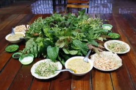 Mâm gỏi lá. (Ảnh: Hồng Điệp/Vietnam+)​