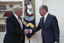 Tổng thống Mỹ Donald Trump (trái) và Ngoại trưởng Nga Sergei Lavrov (phải) trong cuộc gặp tại Nhà Trắng ngày 10/5/2017. (Nguồn: AFP/TTXVN) 