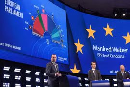 Ứng viên của Đảng Nhân dân Châu Âu (EPP) Manfred Weber (trái) phát biểu sau khi kết quả bầu cử sơ bộ Nghị viện châu Âu được công bố tại Brussels, Bỉ tối 26/5/2019. (Nguồn: AFP/TTXVN) 
