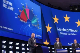 Ứng viên của Đảng Nhân dân Châu Âu (EPP) Manfred Weber (trái) phát biểu sau khi kết quả bầu cử sơ bộ Nghị viện châu Âu được công bố tại Brussels, Bỉ tối 26/5/2019. (Nguồn: AFP/TTXVN) 