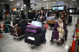 Hành khách tới sân bay quốc tế Dulles ở Washington, DC (Mỹ) ngày 6/2. (Nguồn: AFP/TTXVN)