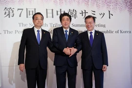 Thủ tướng Trung Quốc Lý Khắc Cường, Thủ tướng Nhật Bản Shinzo Abe và Tổng thống Hàn Quốc Moon Jae-in tại hội nghị thượng đỉnh ba bên ở Tokyo, Nhật Bản, ngày 9/5/2018. (Nguồn: AFP/TTXVN) 