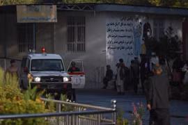 Xe cứu thương tại hiện trường một vụ đánh bom xe ở Kabul. (Nguồn: AFP/TTXVN) 