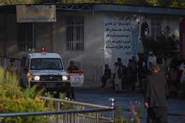 Xe cứu thương tại hiện trường một vụ đánh bom xe ở Kabul. (Nguồn: AFP/TTXVN) 