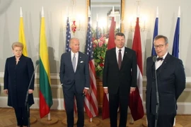 Tổng thống Litva Dalia Grybauskaite, Phó Tổng thống Mỹ Joe Biden, Tổng thống Latvia Raimonds Vejonis và Tổng thống Estonia Toomas Hendrik Ilves trong cuộc họp báo chung sau cuộc gặp. (Nguồn: AFP/TTXVN)