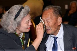 Con gái ở Hàn Quốc đoàn tụ với người cha 88 tuổi ở Triều Tiên tại buổi đoàn tụ các gia đình ly tán trong Chiến tranh Triều Tiên ở khu nghỉ dưỡng núi Kumgang tháng 10/2015. (Nguồn: AFP/TTXVN)