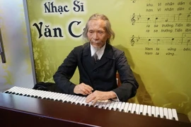 Tượng sáp nhạc sỹ Văn Cao. (Ảnh: Phương Vy/TTXVN)