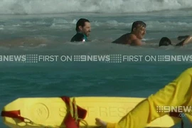 Hugh Jackman đưa một người lướt sóng vào bờ. (Nguồn: dailymail.co.uk)