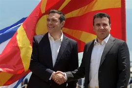 Ngoại trưởng Hy Lạp Nikos Kotzias và Ngoại trưởng Macedonia Nikola Dimitrov ngày 17/6 đã ký thỏa thuận lịch sử giữa hai nước về việc đổi tên Macedonia thành Cộng hòa Bắc Macedonia. (Nguồn: TTXVN) 