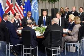 Tổng thống Mỹ Barack Obama (giữa, phía xa, bàn tròn) đã có cuộc họp với nhóm P5+1 và các đại diện Liên minh châu Âu bên lề Hội nghị thượng đỉnh về An ninh hạt nhân ở Washington DC. (Nguồn: THX/TTXVN)